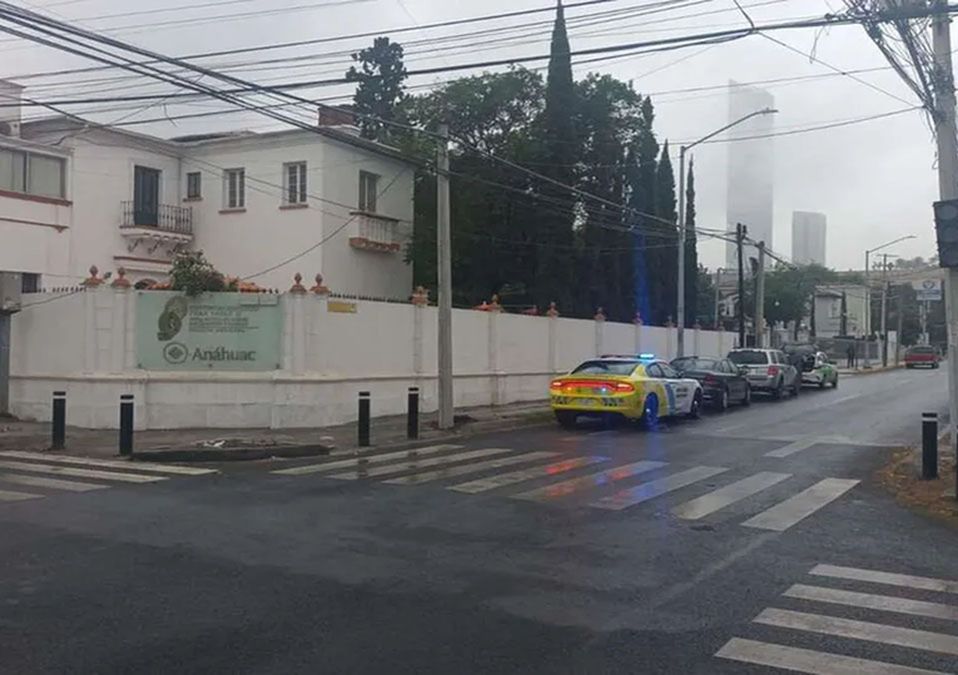 Semáforo descompuesto provoca choque en la colonia Obispado, en Monterrey