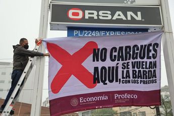 En la lona, ubicada debajo del letrero del establecimiento, se advierte a los automovilistas no recargar gasolina en ese lugar. / Roberto Alanís