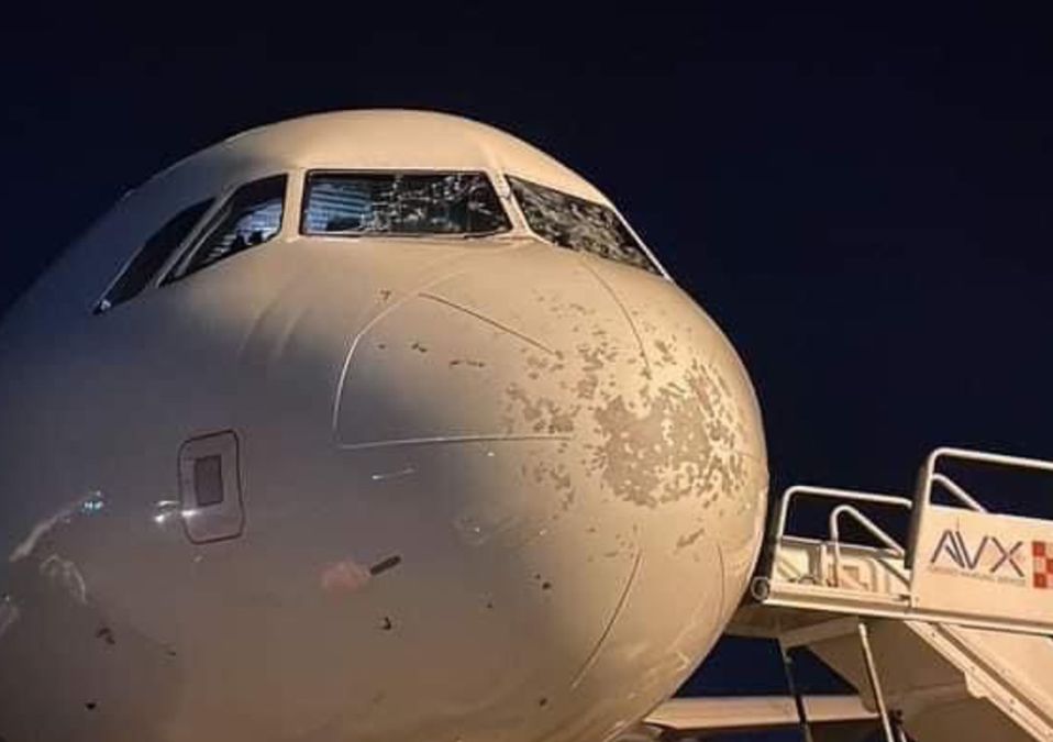 Avión de Volaris resulta dañado por tormenta / Especial.