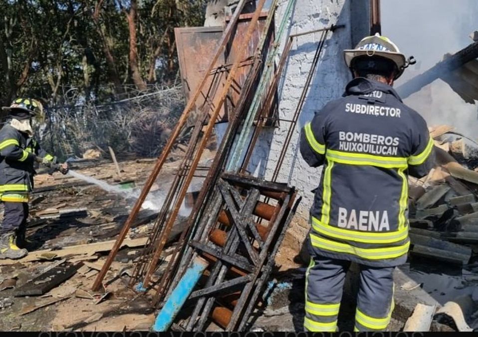 Bomberos trabajan en la remoción de escombros /Cortesía