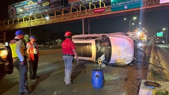 La vialidad quedó obstruida por al menos una hora, al verse afectados tres carriles por el choque. | Ángel Mercado