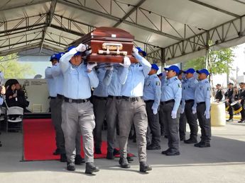Elementos de la Policía de Monterrey despidieron con honores a su compañero. | Roberto Alanís