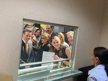 Mariana Rodríguez fue acompañada por el diputado Miguel Ángel Flores para presentar la iniciativa de reforma de Ley. | Kevin Recio