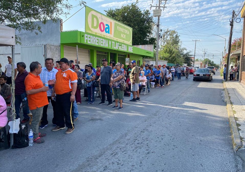 Adultos mayores formados para cobrar su pensión en el Banco del Bienestar. | Pamela Villanueva
