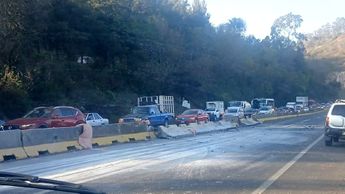 El cierre vial debido a la volcadura provocó largas filas de vehículos en la carretera | Elizabeth Guzmán