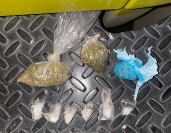 Drogas aseguradas a los implicados. | Cortesía