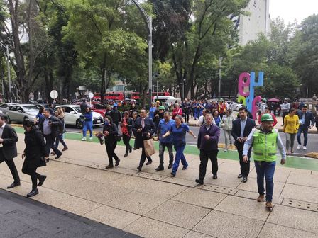 Ciudadanos desalojan edificios antes la activación de la Alerta Sísmica | Cuartoscuro