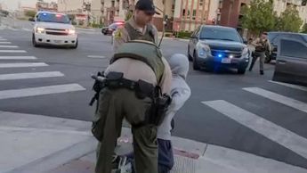 Joven es liberado tras detención por el ICE durante protesta en LA