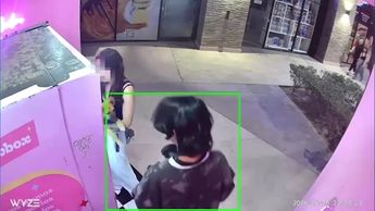Torreón: Joven es captado vandalizando máquina expendedora
