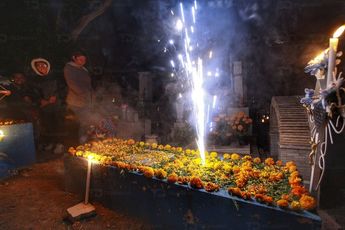 Las chispitas de fuego se utilizan para iluminar el sitio de los fallecidos, quienes visitarán el panteón el 2 de noviembre / Andrés Lobato