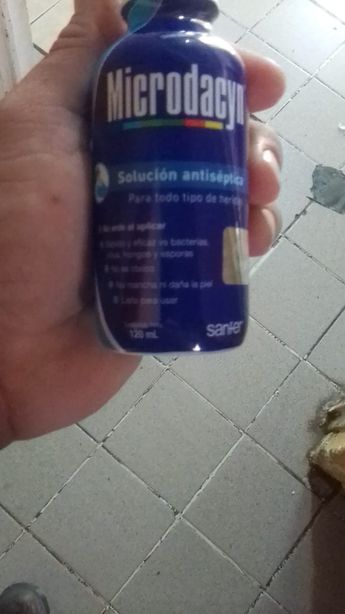 Aracely necesita Microdacyn para su curación.