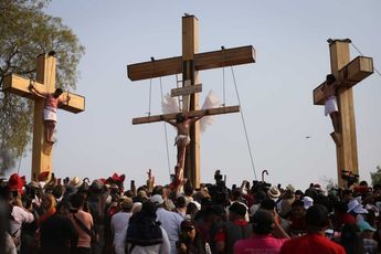 Momento en que Jesús es bajado de la cruz durante el 181 Viacrucis de Iztapalapa./Silvia Arellano.