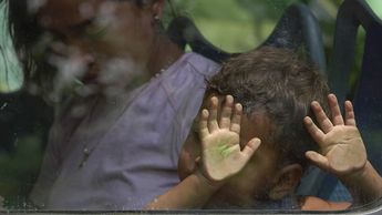 Un niño migrante avanza en un autobús tras ser deportado de Estados Unidos, para ir de vuelta a México / Agencia Cuartoscuro