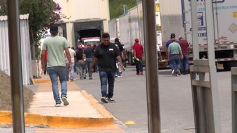 Empleados de Palliser en Saltillo permanecieron atentos a la reunión donde la empresa informó los pasos que seguirán tras el cese de operaciones.