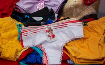 Ropa interior de mujeres / Andrés Lobato