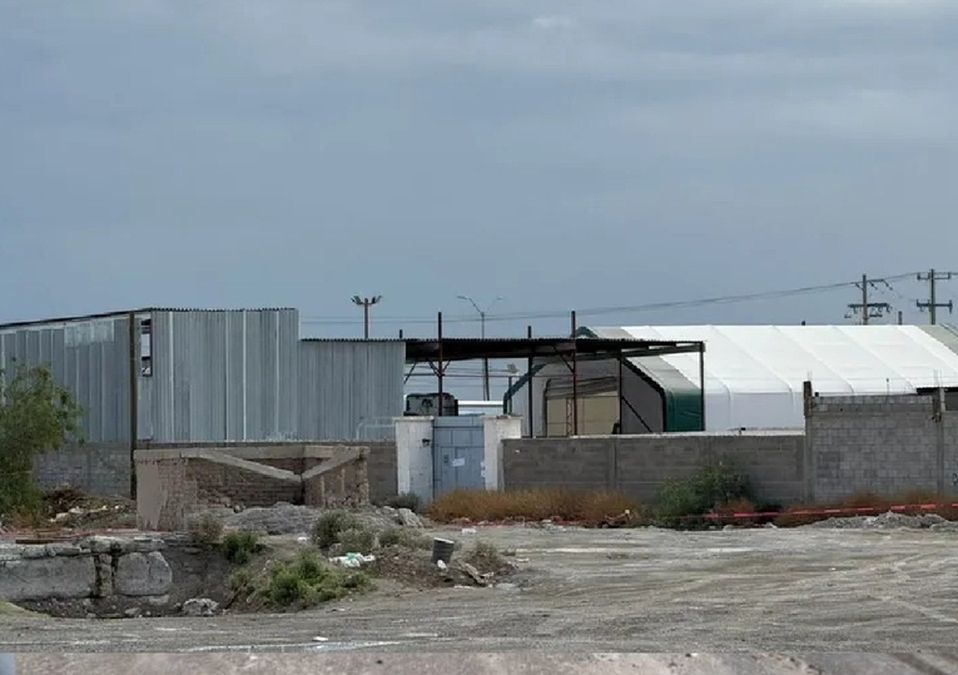 Los cuerpos incluidos menores de edad, mujeres y hombres se encontraban apilados sin ningún tipo de refrigeración, muchos de ellos embalsamados