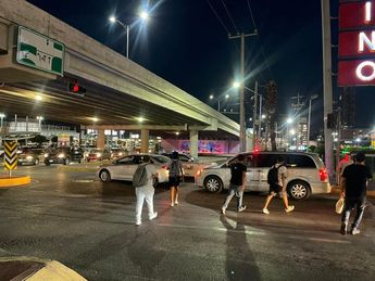 El tráfico es pesado debido al bloqueo en avenida Garza Sada. / Monserrat Contreras