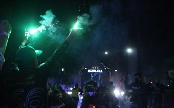 Una cadena humana se formó para recibir al autobús donde llegaron los jugadores