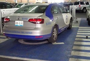 Estacionan carro de Fiscalía en sitio para discapacitados en Puebla