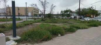 El Parque Libertad tiene la hierba crecida y basura en sus alrededores. | Erik Solheim Rocha
