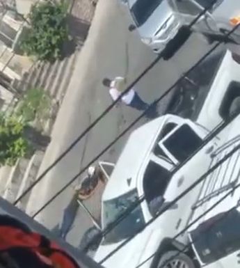 La camioneta detiene la vialidad y hombres armados comienzan a realizar el secuestro.