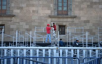 Colocación de gradas para desfile conmemorativo del 20 de noviembre / Rodrigo del Río