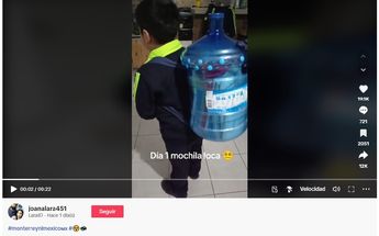 Niño con mochila de garrafón de agua | Especial