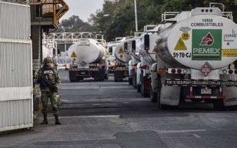 Pemex contrató a mil 681 conductores para transportar mil 750 millones de litros.