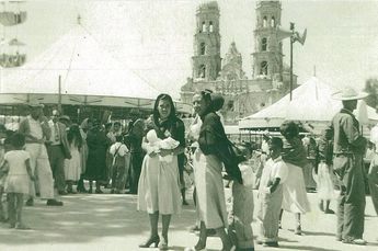Peregrinos a las afueras de la Basílica de Zapopan durante la Romería.
