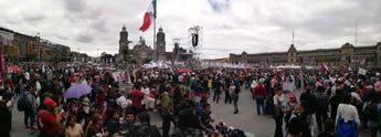 Cientos de personas se dieron cita en el Zócalo capitalino para ver la toma de posesión de Sheinbaum / Foto Javier Ríos