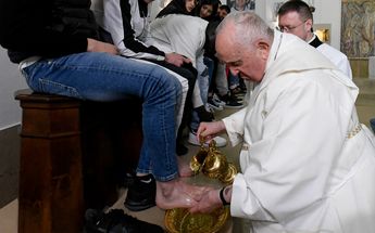 Papa Francisco lavando los pies de los detenidos en Roma / AFP