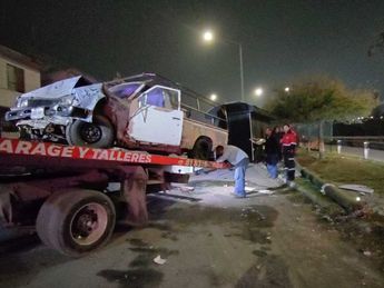La camioneta estacionada que fue impactada por el vehículo de carga llevaba un remolque de tacos mañaneros. | Agustín Martínez