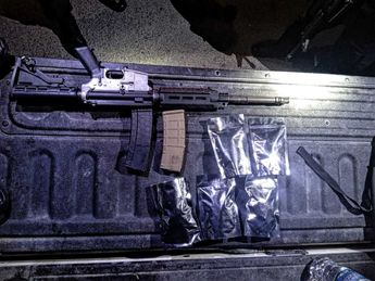 Un arma larga fue decomisado al joven arrestado. | Cortesía