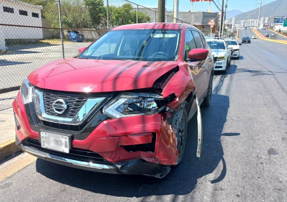 Mujer cae de su motocicleta tras ser impactada por camioneta en Monterrey. | José Luis Marroquín