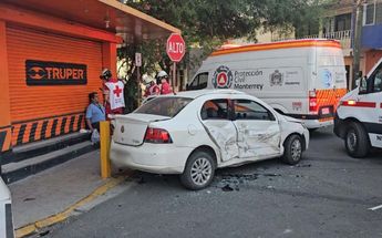 El conductor del auto compacto resultó lesionado tras el accidente en Monterrey. | Fabricio Gallegos