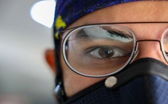 ¿Qué hacer para que no se empañen los lentes por el cubrebocas?