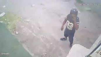 Captan en video a sujeto intentando robar una barbería en Gómez Palacio; buscó arrancar la cámara