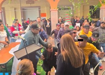 Luis Hernández evitó ser detenido durante su acto de toma de protesta para la administración 2025-2027 | Mario C. Rodríguez