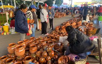 La señora Teófila intercambia ollas de barro por otros productos en el Trueque en Cholula / Leslie Mora