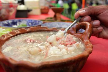 Platillo de pozole tradicional en México, especialmente consumido durante septiembre / Agencia Es Imagen