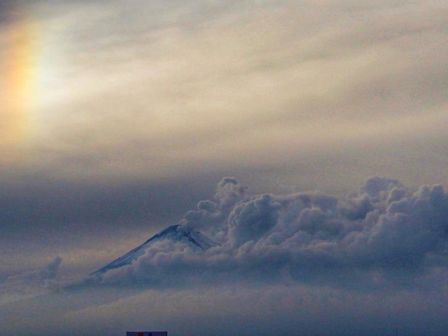 El volcán Popocatépetl luce en medio de nubes, visto desde el cielo poblano / Andrés Lobato