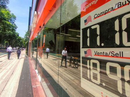 Los bancos instalan letreros señalando el precio del dólar | Cuartoscuro