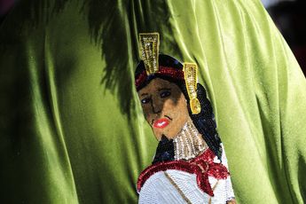Imagen bordada en la capa de un traje de huehue / Andrés Lobato