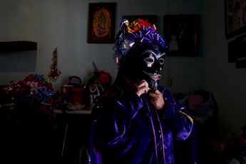 María Marlene Segura González se prepara para danzar junto a Los Morenos de Cajititlán | Michelle Feyría