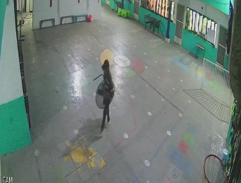 El hombre desempotró un abanico en el patio del colegio y salió caminando tranquilamente de la institución. | Cortesía