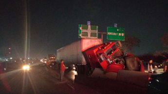Elementos de rescate maniobraron varias horas para retirar la unidad pesada del lugar. | Cortesía