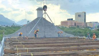Montan los 10 tensores del techo de La Milarca
