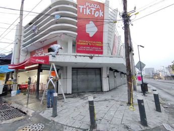 Autoridades ya no custodian la plaza comercial que se incendió la tarde del jueves. | Agustín Martínez