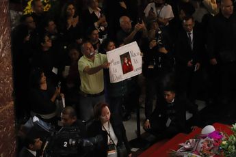 Decenas de fanáticos ingresaron a Bellas Artes a despedir a Silvia Pinal | Octavio Hoyos
