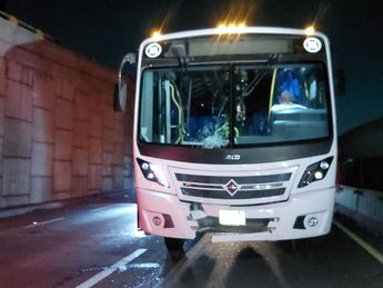 Un hombre murió al ser atropellado por un camión de personal en Apodaca. | Leyda Estrada